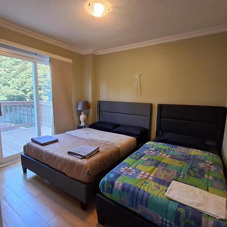 Room With Private Patio Next To Toronto Airport Mississauga Exterior photo