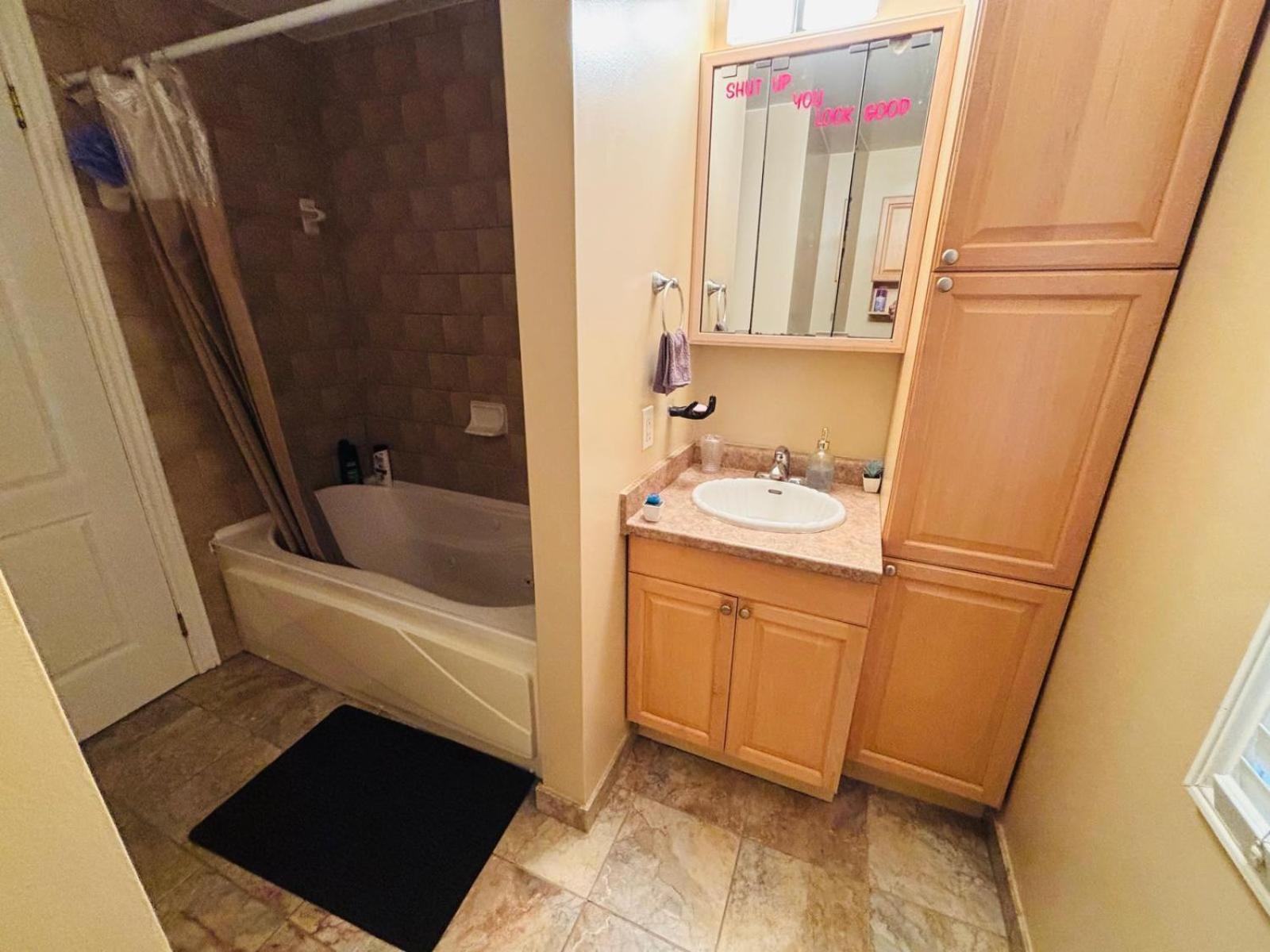Room With Private Patio Next To Toronto Airport Mississauga Exterior photo