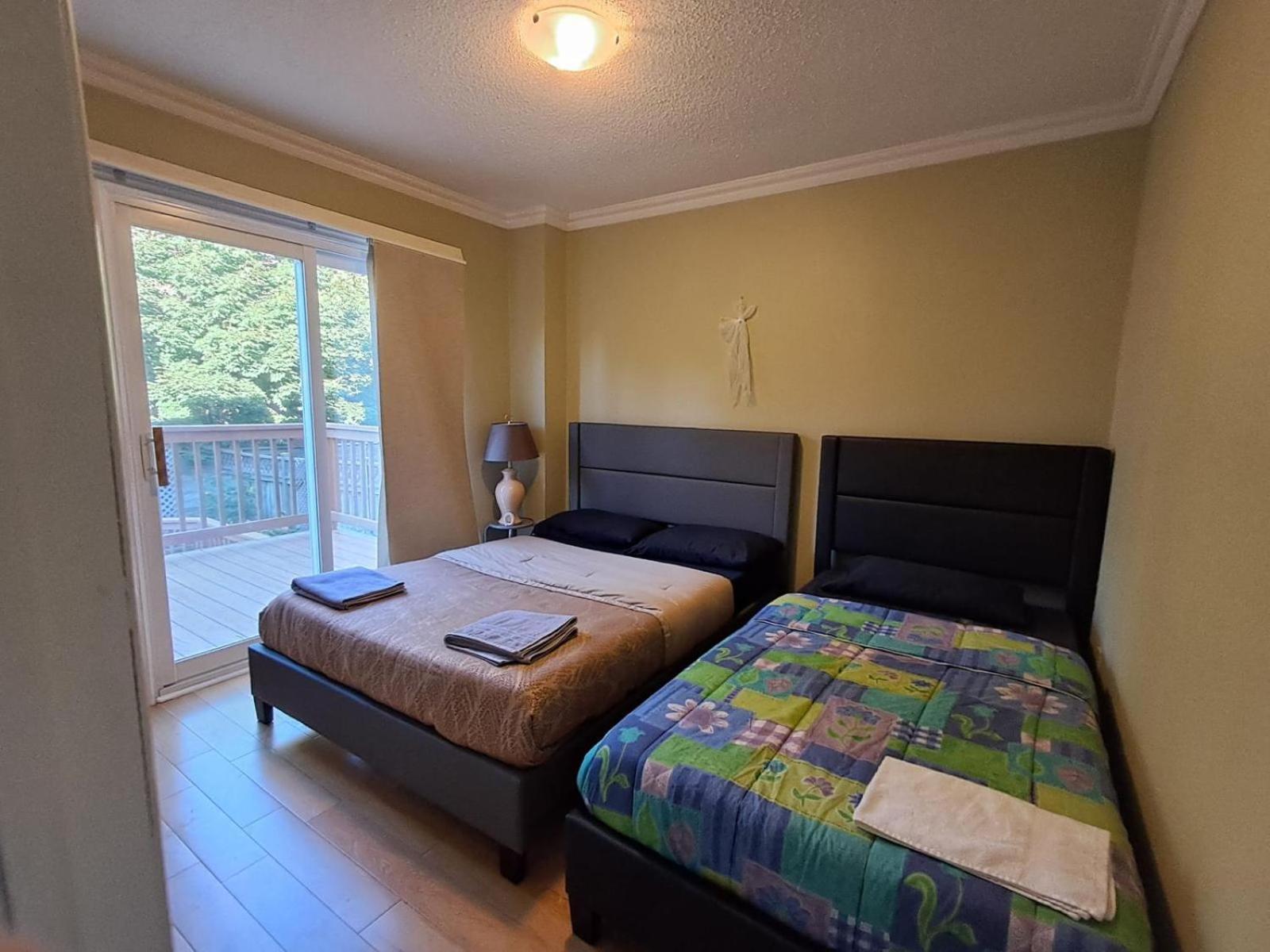 Room With Private Patio Next To Toronto Airport Mississauga Exterior photo