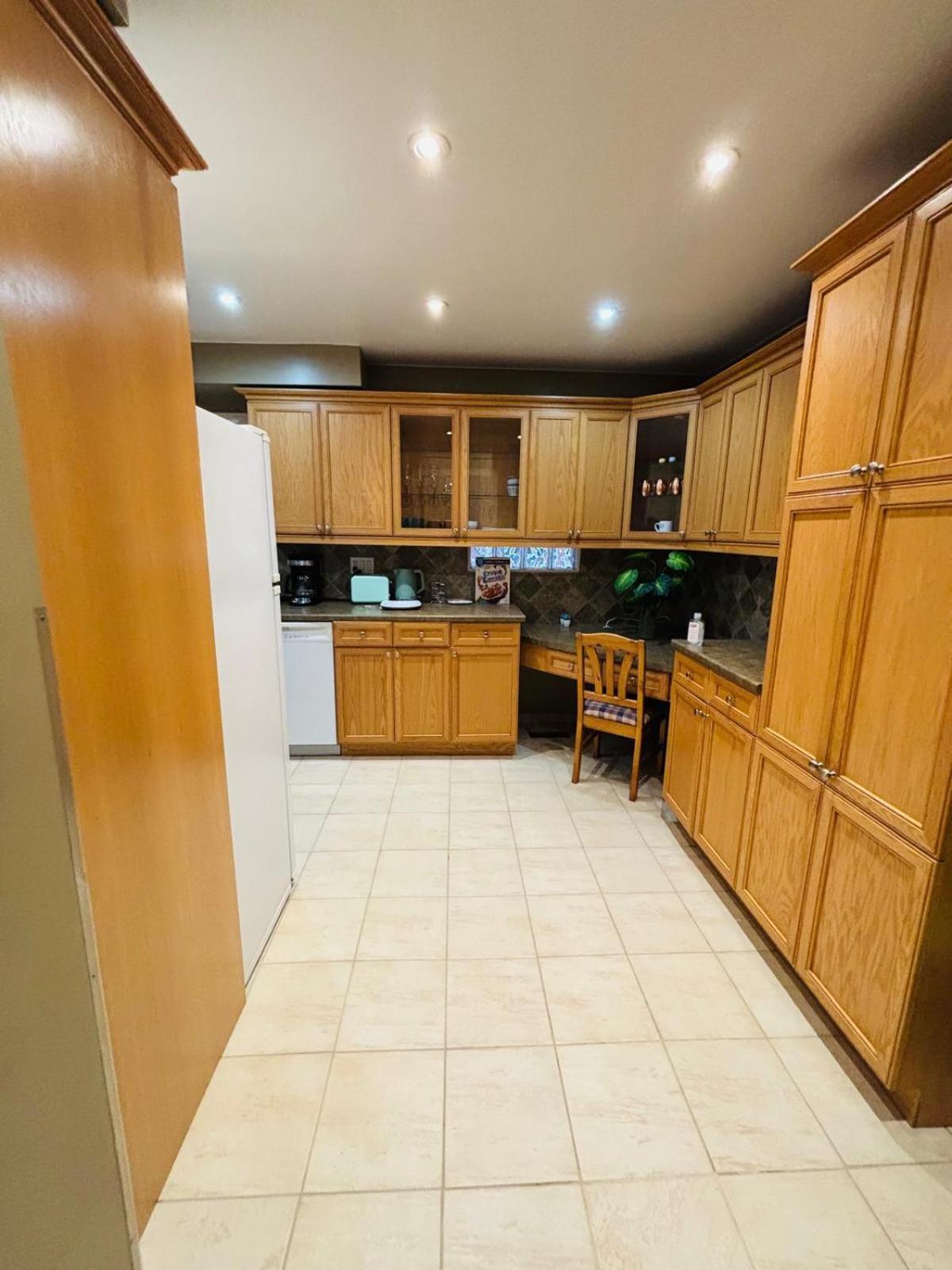 Room With Private Patio Next To Toronto Airport Mississauga Exterior photo