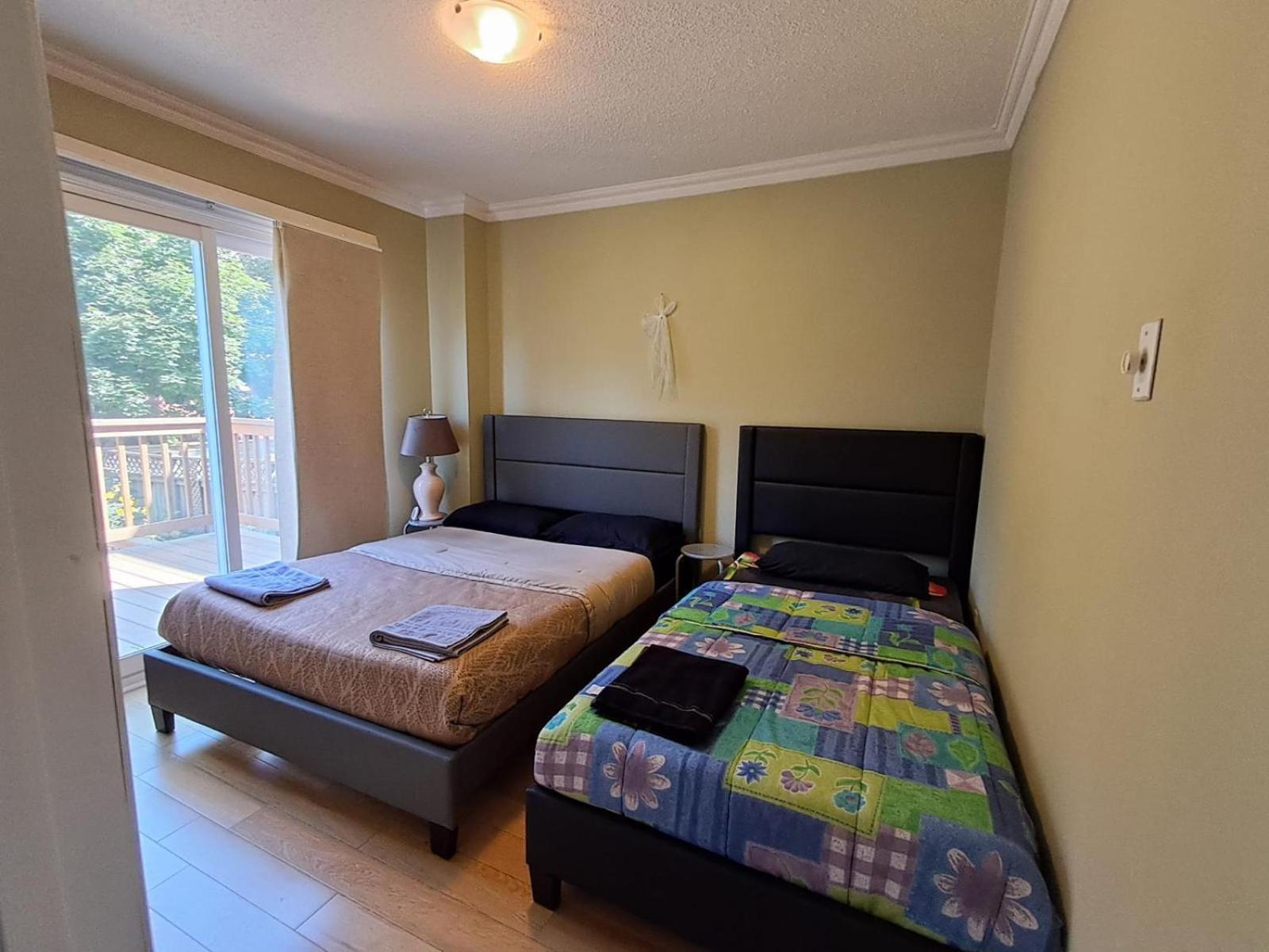 Room With Private Patio Next To Toronto Airport Mississauga Exterior photo