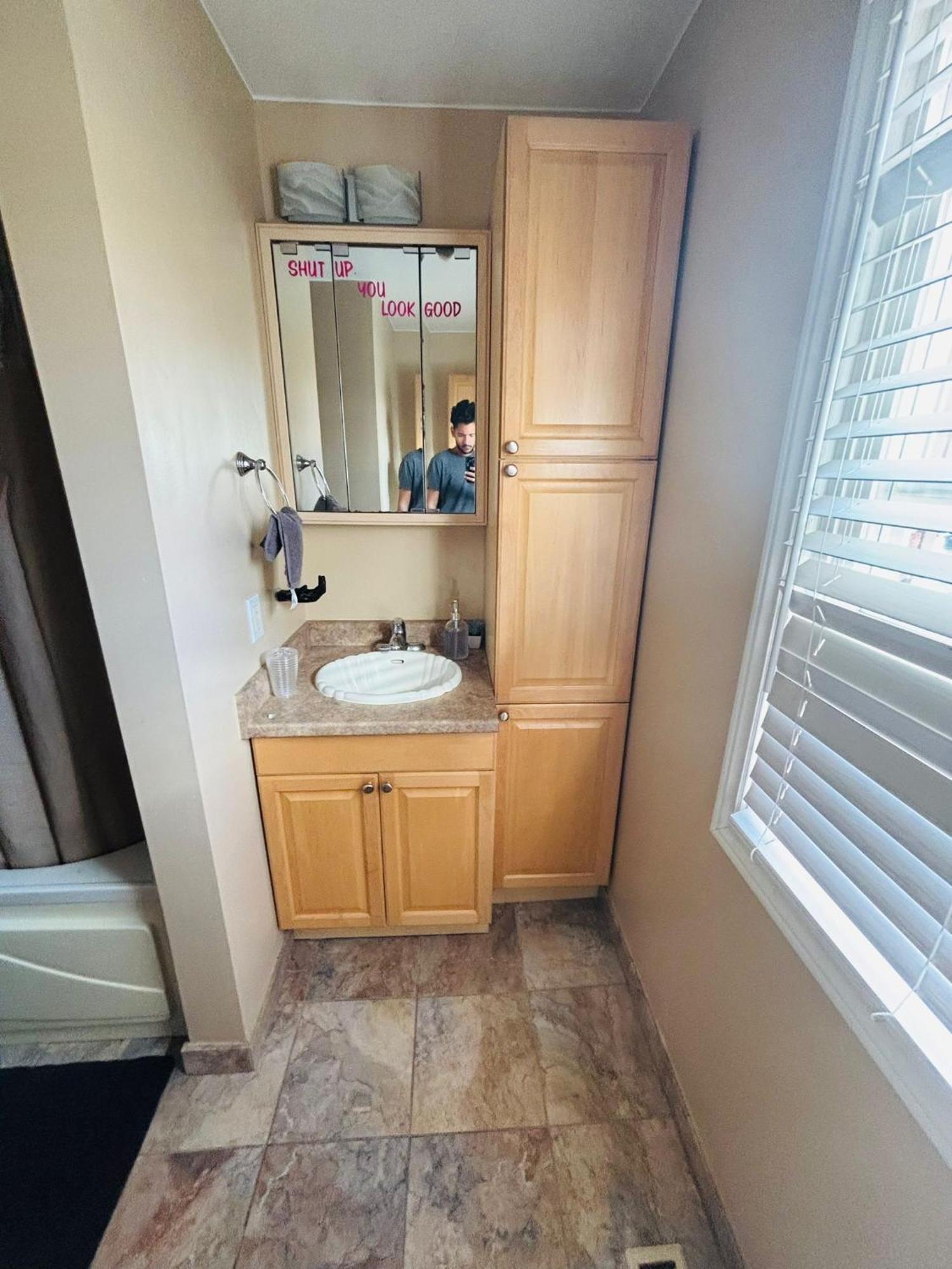 Room With Private Patio Next To Toronto Airport Mississauga Exterior photo
